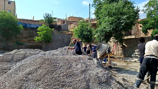 آغاز بتن‌ریزی مدرسه شهید ذوالفقاری در روستای احمد آباد