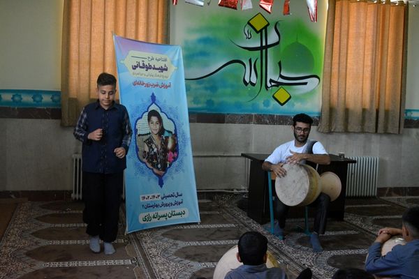 آموزش ضرب زورخانه‌ای در دبستان رازی ناحیه دو بهارستان