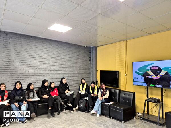 تقدیر از دانش‌آموزان غرفه‌های «بر مدار ایران» و دورهمی صمیمانه با مدیر سازمان دانش‌آموزی خراسان رضوی