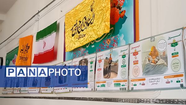 آماده‌سازی نمایشگاه انقلاب به‌‎مناسبت دهه فجر در دبیرستان شاهد ابوذر غفاری نیشابور 