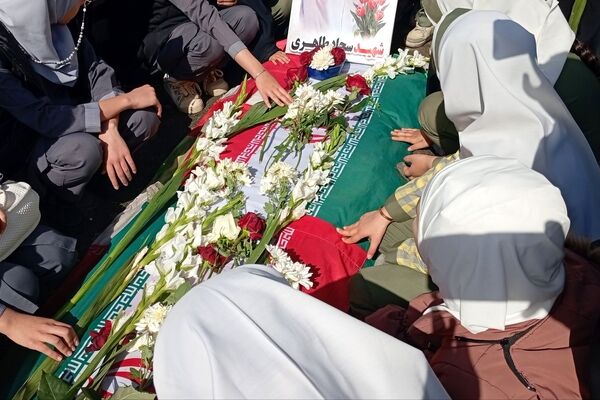 تجدید پیمان دانش‌آموزان دختر شهر ازندریان با شهدای دفاع مقدس