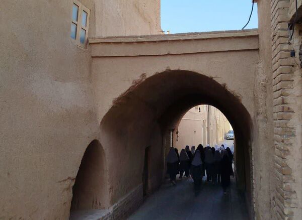 بازدید دانش‌آموزان میبدی از بافت سنتی شهرستان 