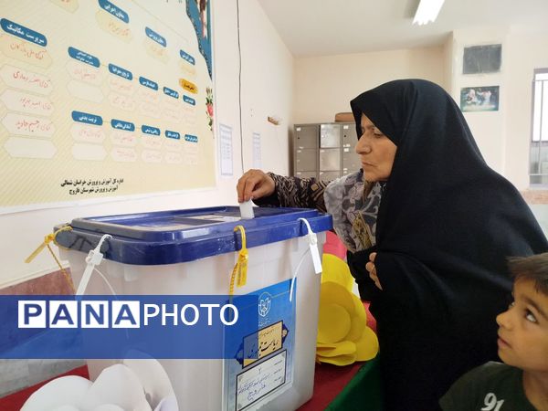 حضور پرشور مردم فاروج پای صندوق‌های رای 