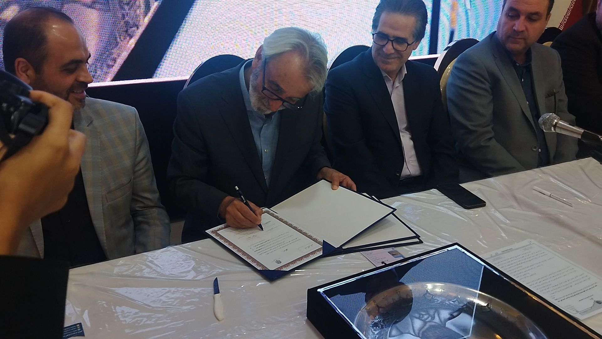 ۹ تفاهم نامه برای ساخت و بازسازی مدارس نیشابور توسط عبدالرضا وکیلی امضا شد