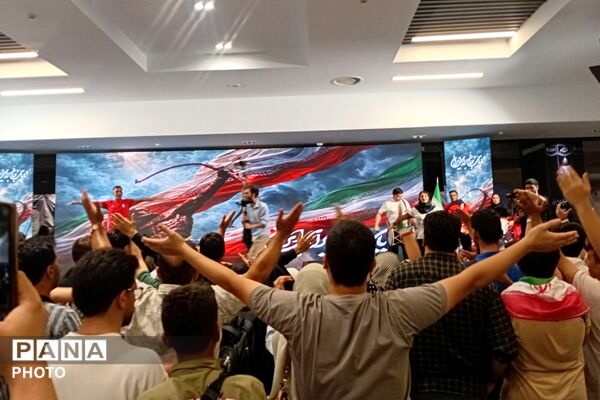 استقبال باشکوه مردم از قهرمانان فوتبال ایران در فرودگاه مهرآباد؛ تجلی وحدت، غرور ملی و عشق به وطن