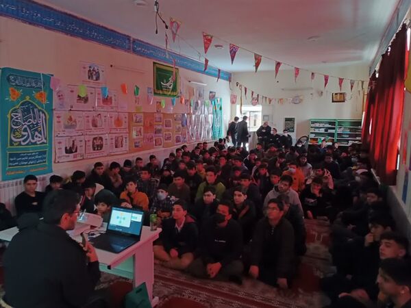 کارگاه آموزشی پیشگیری از آسیب‌های فضای مجازی در دبیرستان رجایی