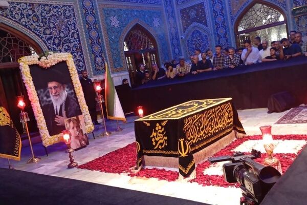 حضور پرشور مردم بر سر مزار رهبر شهید در رواق دارالذکر