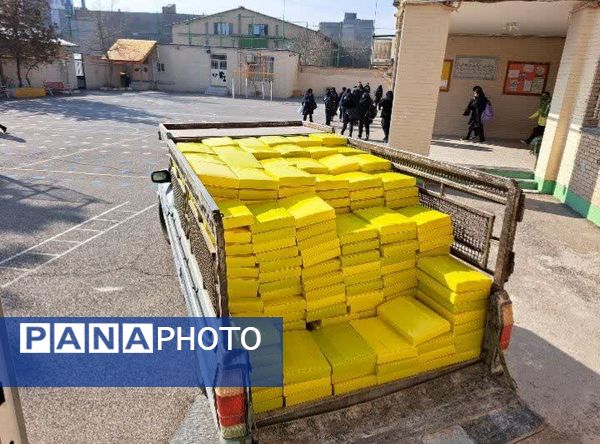 اهدای ۶۰۰ پک لوازم التحریر برای دانش‌آموزان کم برخوردار