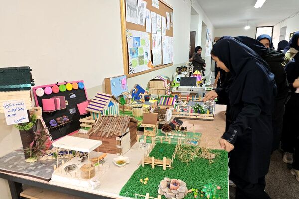 برگزاری نمایشگاه آثار هنری دانش‌آموزان در دبیرستان هوشنگی