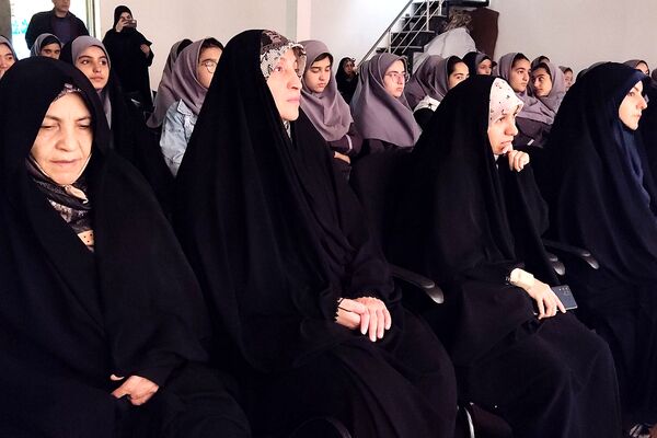 بزرگداشت «مادران چشم به راه»باحضور دانش‌آموزان دبیرستان دخترانه معرفت کهریزک
