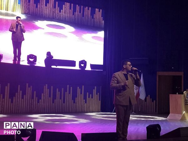 حضور دانش‌آموزان دختر هرمزگانی در همایش بزرگ تحصیلی «یاد نوین»