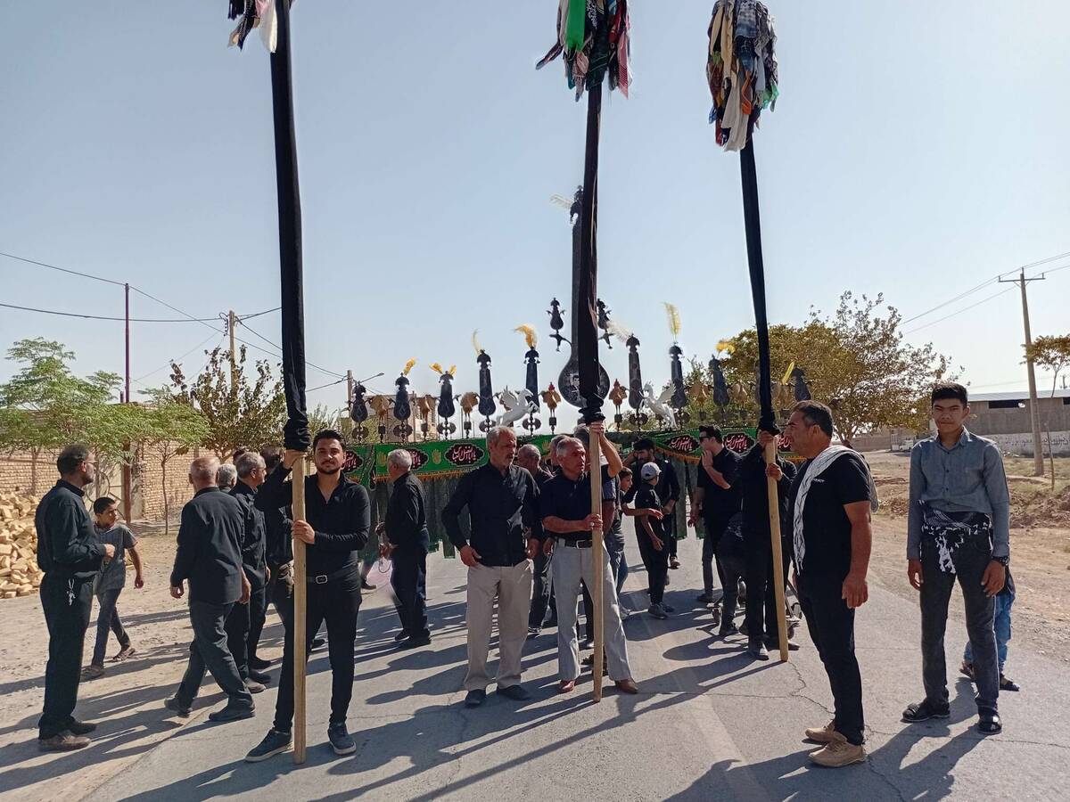 مراسم سینه زنی و علم گردانی در خلیل آباد