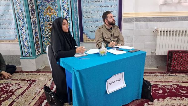 برپایی مناظره دانش‌آموزی در دبیرستان حضرت خدیجه (س) جعفرآباد قم