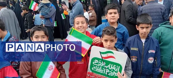 حضور پرشور دانش آموزان ابرکوه در راهپیمایی ۲۲ بهمن