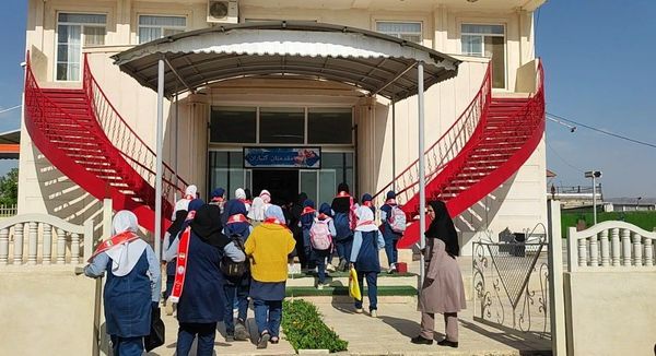 بازدید دانش‌آموزان مدرسه شهید خاقانی از گلخانه پیشه‌وران شیروان