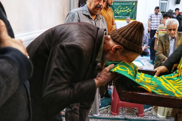 پرچم متبرک امام رضا (ع) در جشن ولادت امام رئوف در مسجد امام حسن عسکری (ع) بجنورد 