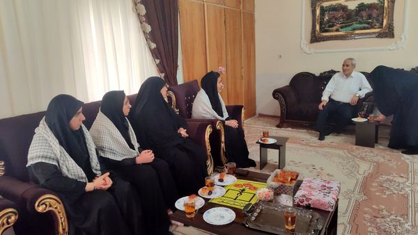 دیدار دانش‌آموزان هنرستان بصیرت با خانواده جانباز قاسم رسائی پور