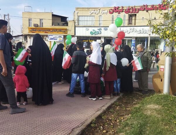 دختران آموزشگاه نوریه شهرستان جیرفت در راهپیمایی امروز