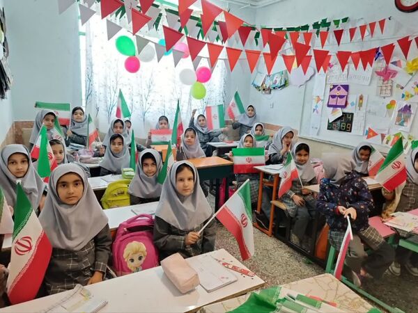 برنامه های فجر انقلاب در آموزشگاه بنیاد۱۵ خرداد ابرکوه