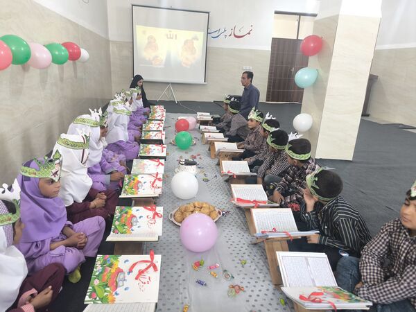جشن قرآن کلاس اولی‌ها در دبستان شهید بهشتی قلعه‌گنج