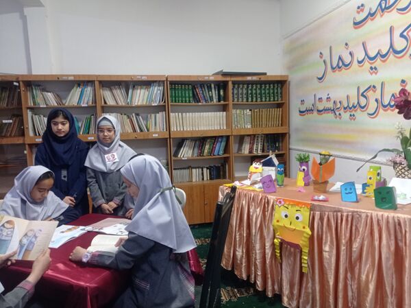 گرامیداشت هفته کتاب و کتابخوانی در مدرسه مهندس رحمانی فرد ناحیه یک مشهد 