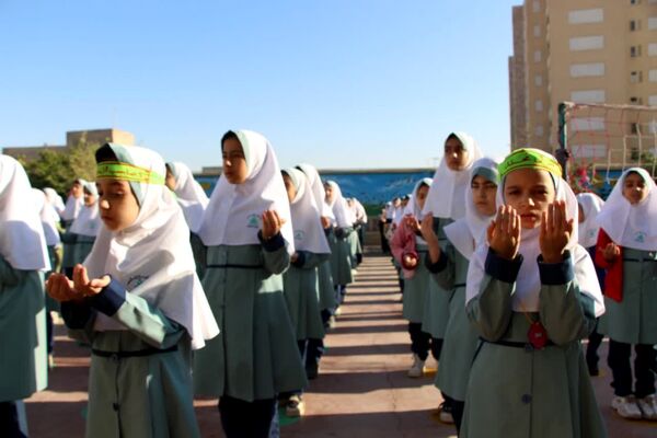 مراسم صبحگاه مهدوی در مدرسه شاهد نیک‌اندیشان