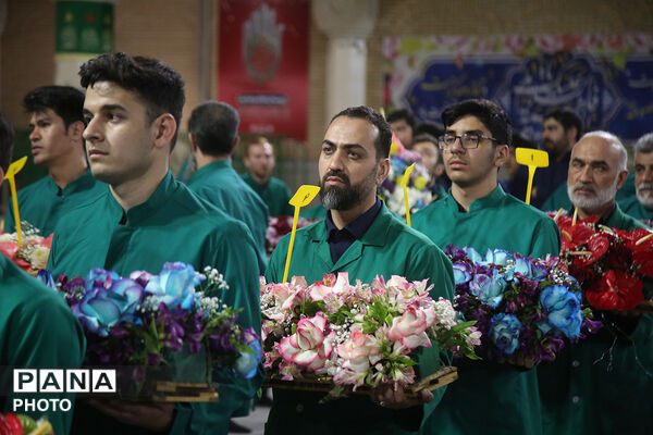 گل آرایی ضریح مطهر حضرت معصومه(س) در شب میلاد امام رضا(ع)
