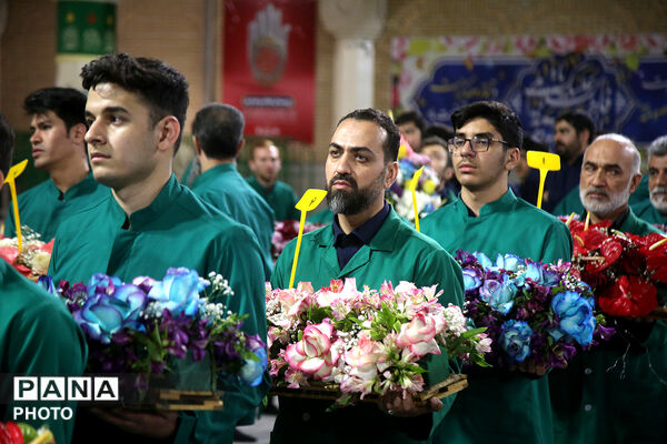 گل آرایی ضریح مطهر حضرت معصومه(س) در شب میلاد امام رضا(ع)