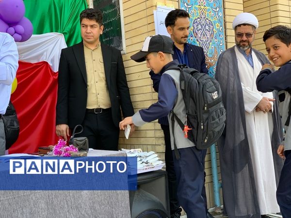 زنگ مهر و زنگ نماز دبستان معلم شهر آشخانه 