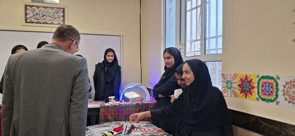 بازارچه کسب و کار دانش آموزی در دبیرستان مادر مهربان خلیل آباد