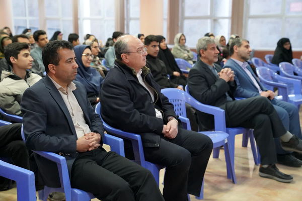  جشن ستارگان برای دانش‌آموزان رتبه‌های ‌اول تا سوم علمی در دبیرستان شاهد صارمیه ۶