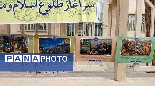 نمایش پوستر ، بنر و نقاشی ها با موضوع ۲۲ بهمن در خیابان های خلیل آباد