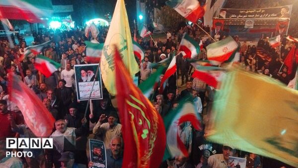 طنین دوباره شعارهای وفاداری در نورآباد؛ نود و هشتمین شب بیعت با رهبر انقلاب