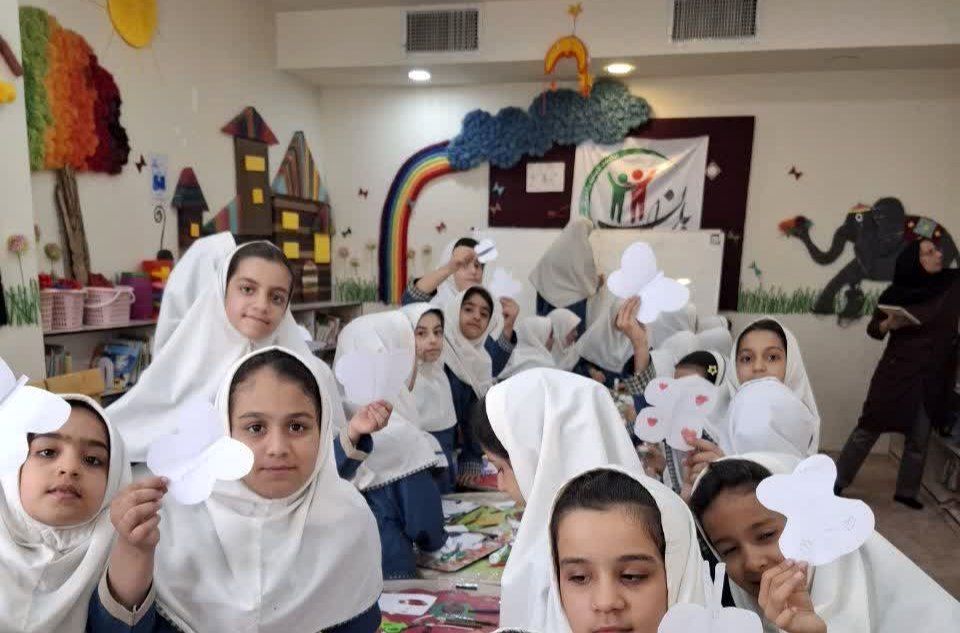 سفر هیجان انگیز دانش آموزان به دنیای جذاب کتاب ها