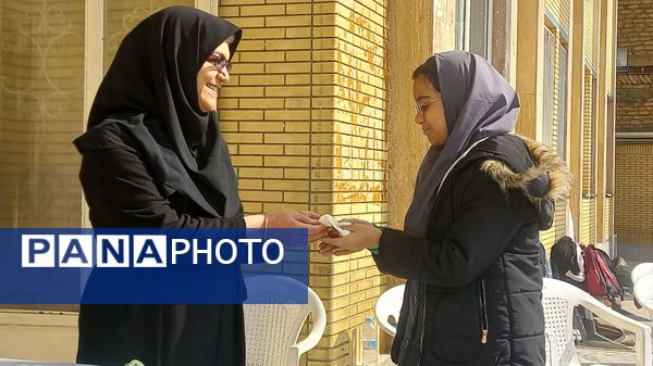 تقدیر از دانش‌آموزان برتر دبیرستان دخترانه ۱۳ آبان