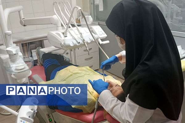 بازدید دانش‌آموزان دبیرستان شهدای علم‌ و فناوری بهارستان دو از دانشکده دندانپزشکی تهران 