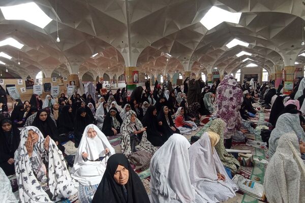 حضور پرشور دانش‌آموزان شهرستان قوچان در برگزاری نماز جمعه 