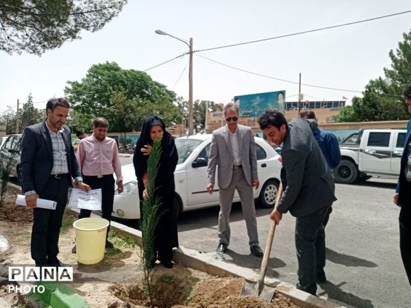 مسئولین اداره آموزش و پرورش کاشمر دو نهال بر زمین نهادند