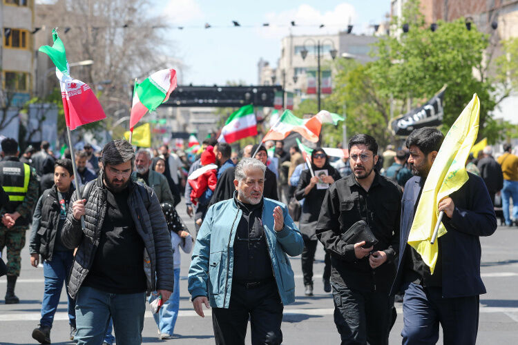 تجدید میثاق رئیس دانشگاه آزاد اسلامی با آرمان‌های رهبر شهید در آیین چهلمین روز شهادت
