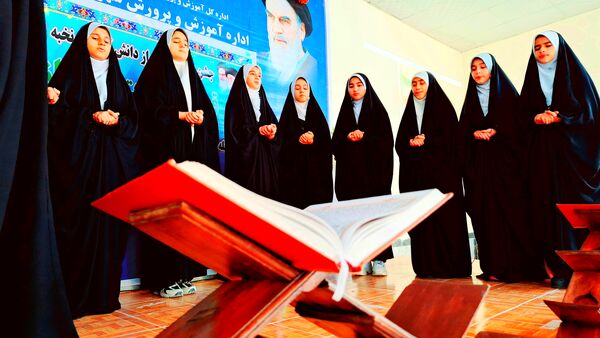 تجلیل از دانش‌آموزان نخبه مسابقات قرآن، عترت و نماز و تربیت‌بدنی