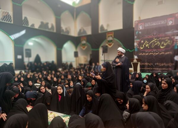 حضور دانش‌آموزان دبیرستان دخترانه شهید درعلی فراشاه در اجتماع «دختران فاطمی» شهرستان تفت 