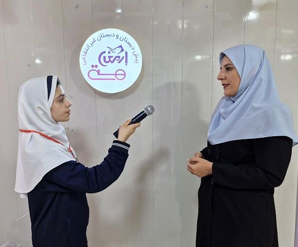 معلم کسی است که با دستان خالی فردا را می‌سازد