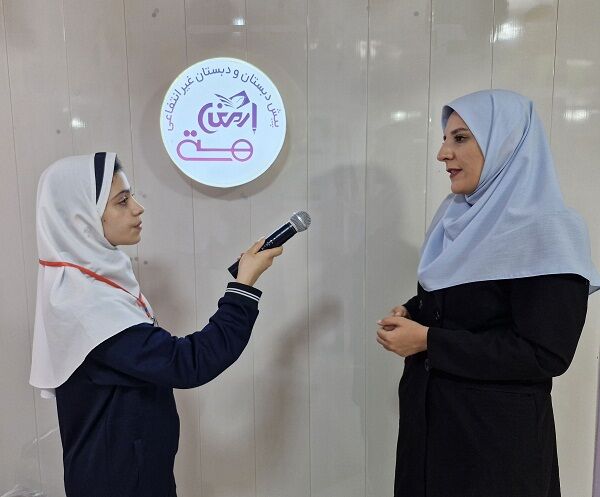 معلم کسی است که با دستان خالی فردا را می‌سازد