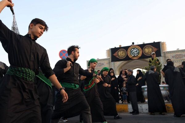 رود اشک و عشق در مسیر حرم همزمان با شکوه عزاداری هیئات‌ در خیابان‌های مشهد