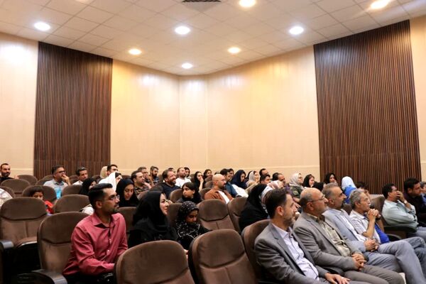 آیین تجلیل از اعضای ستاد سومین جشنواره استانی تئاتر خیابانی کودک و نوجوان‌ در دلیجان