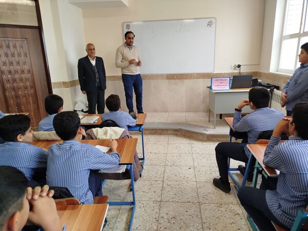 آموزش بهداشت دهان و دندان در دبیرستان نمونه مرحوم طاووسی