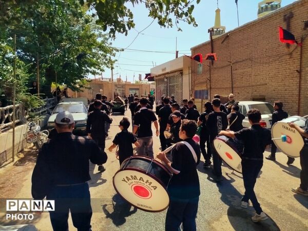 مراسم دسته‌روی زنجیرزنی ظهر عاشورا در روستای فدافن کاشمر