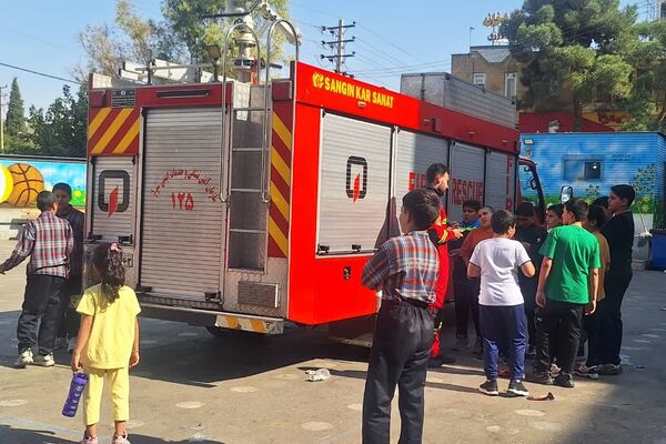 آموزش توسط آتش‌نشانان در دبستان معارف ۶