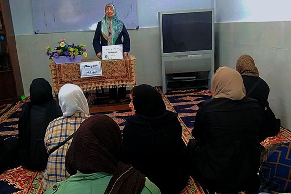 جلسه آموزش خانواده در دبیرستان پروین اعتصامی
