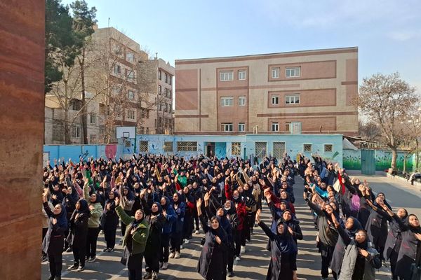 تمرین دانش‌آموزان دبیرستان حضرت ولیعصر (عج) ری یک جهت حضور در برنامه یاوران انقلاب